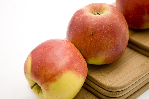신선한 사과 나무 접시에 — 스톡 사진