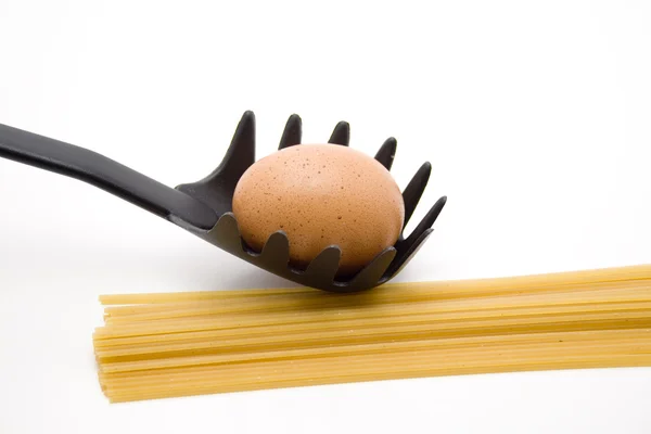 Espaguete com colher de espaguete — Fotografia de Stock