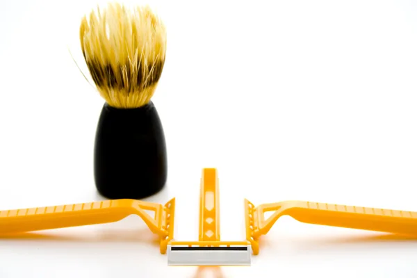 Raspador amarelo com escova de barbear — Fotografia de Stock