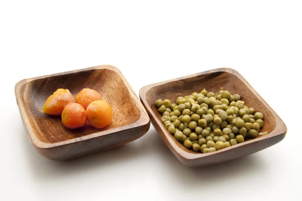 Ärter och morötter i skål — Stockfoto