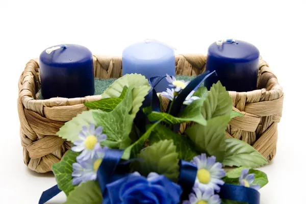 Candele blu con fiori — Foto Stock