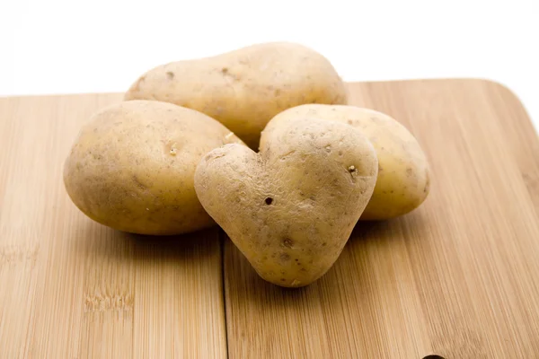 Ahşap plaka üzerinde taze patates — Stok fotoğraf
