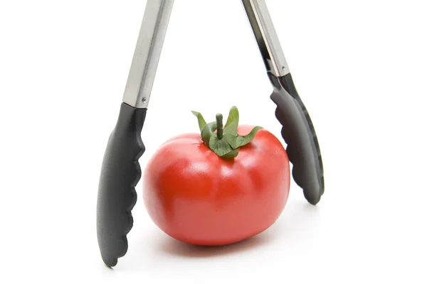 Rote Tomate mit Grillzange — Stockfoto