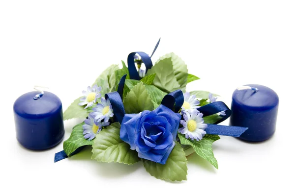 Flores azules con vela azul — Foto de Stock