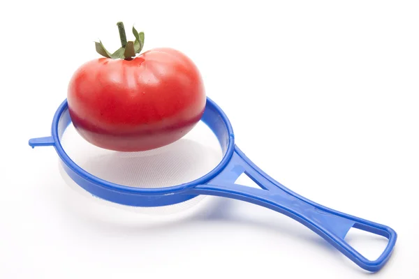 Küchensieb mit Tomate — Stockfoto