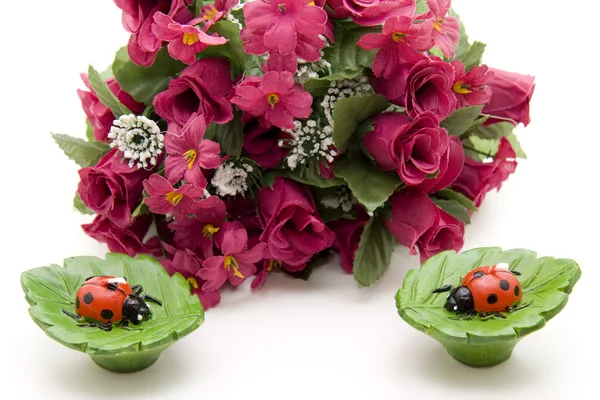 Blomsterarrangemang med nyckelpigor — Stockfoto