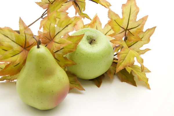 Verse groene groenten in gebladerte — Stockfoto