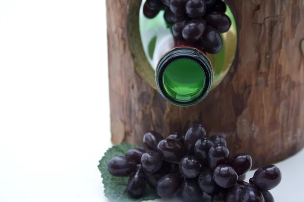 Uve da vino con bottiglia di vino — Foto Stock