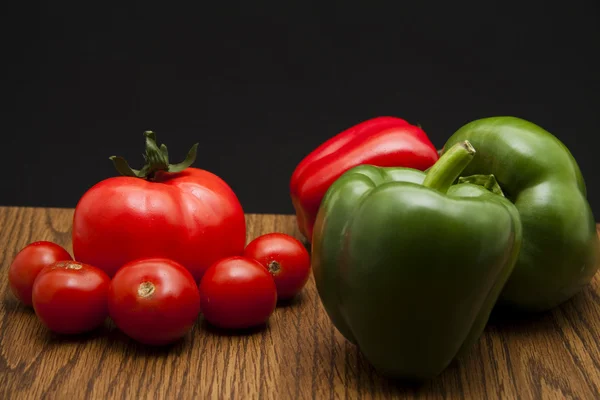 Färsk grön paprika med tomater — Stockfoto