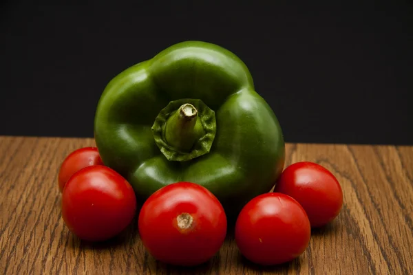 Piros koktél paradicsom, friss zöld paprika — Stock Fotó