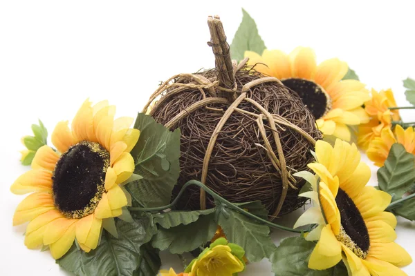 Strohball mit Sonnenblume — Stockfoto