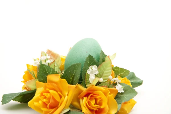 Χρωματιστά Πασχαλινά αυγά με τριαντάφυλλα — Φωτογραφία Αρχείου