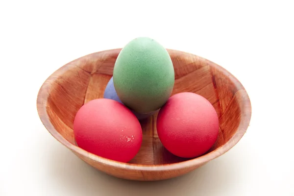 Huevo de Pascua en cuenco de madera —  Fotos de Stock