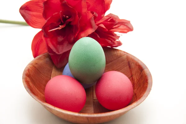 Huevo de Pascua en cuenco de madera — Foto de Stock