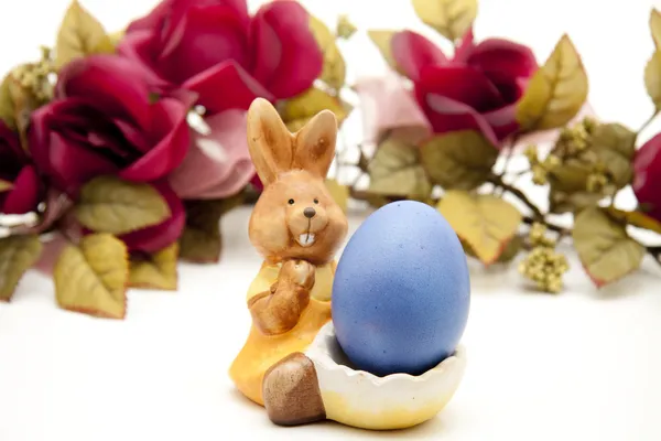 Coloured Easter egg with Easter bunny — Stock Photo, Image