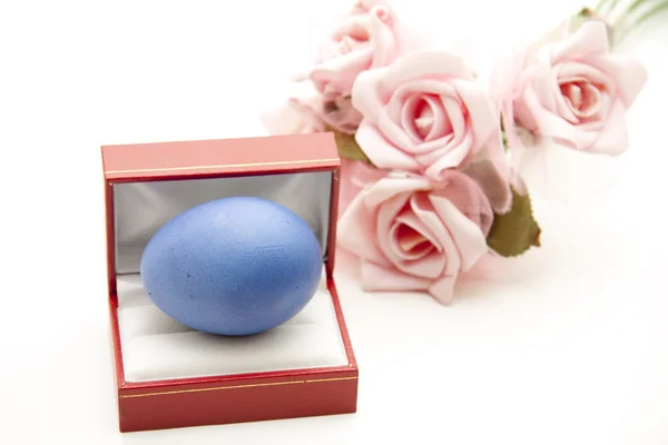 Uovo di Pasqua in confezione regalo — Foto Stock