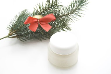 yüz kremi ve köknar dalı