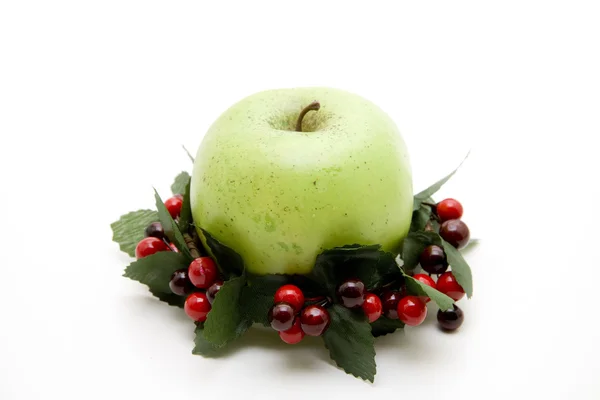 Groene appel met berry krans — Stockfoto
