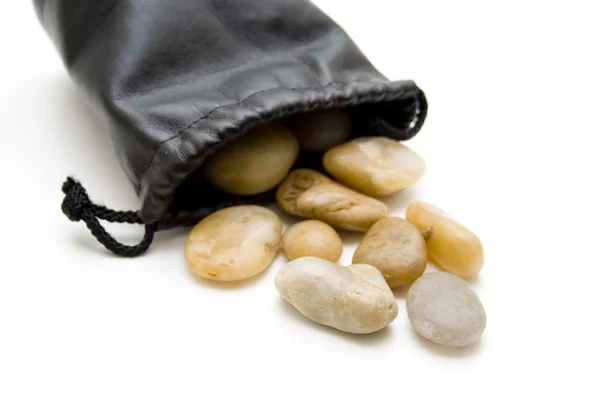 Kamienie z skórzana torba — Zdjęcie stockowe