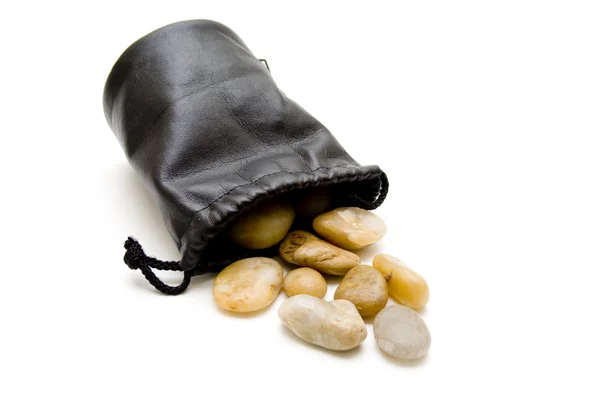 Камни с кожаной сумкой — стоковое фото