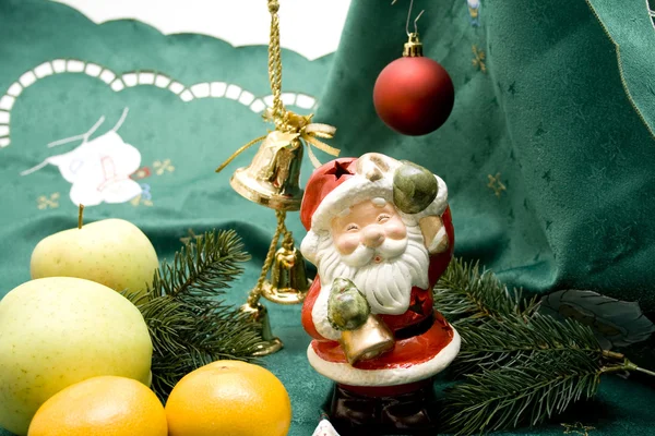 Weihnachtsmann mit Früchten — Stockfoto