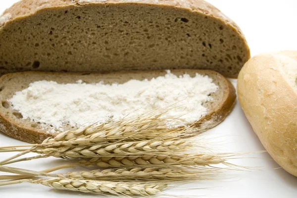 小麦粉と耳で地殻のパン — ストック写真
