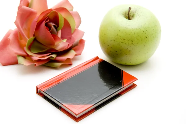 Manzana verde con cuaderno — Foto de Stock