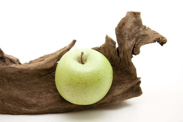 Groene appel met houten root — Stockfoto