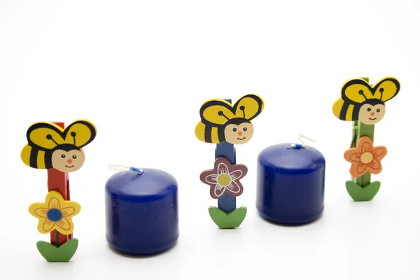 Vela de cera com abelhas de madeira — Fotografia de Stock