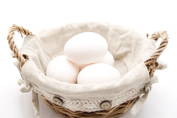 Κοτόπουλο αυγά στο καλάθι — Φωτογραφία Αρχείου