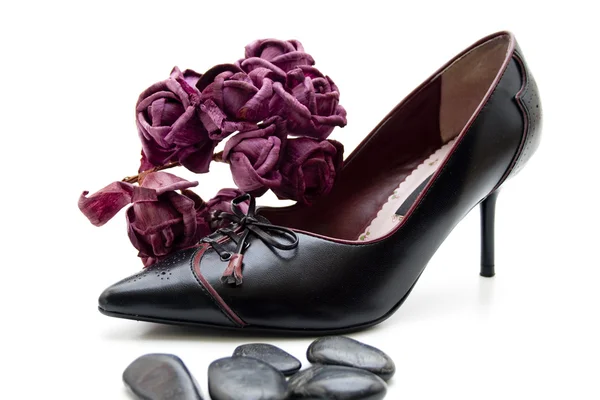 Zapatos de mujer con rosa — Foto de Stock