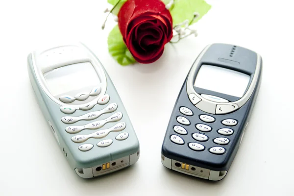 Mobilní telefon s růží — Stock fotografie