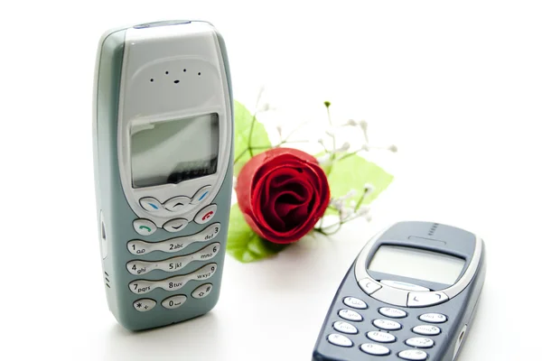 Teléfono móvil con rosa —  Fotos de Stock