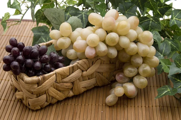 Uvas de vinho na cesta de floema — Fotografia de Stock