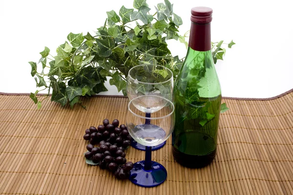 Gözlüklü şarap şişesi — Stok fotoğraf