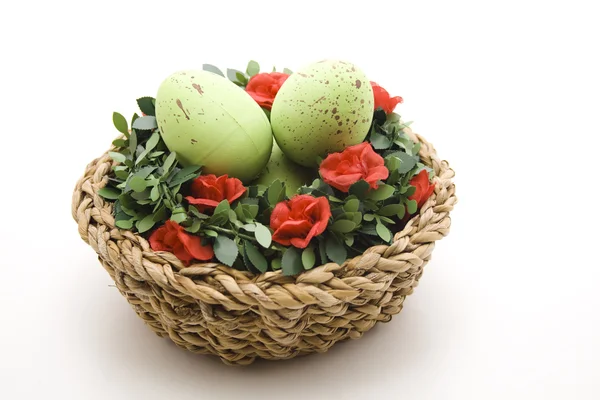 Huevos de Pascua con guirnalda — Foto de Stock