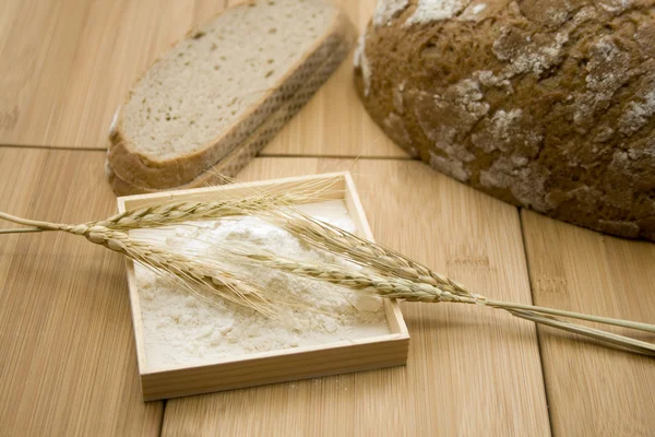 Harina de trigo con pan de corteza — Foto de Stock