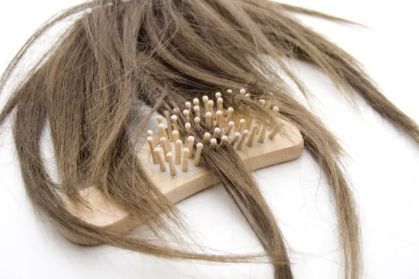 Coiffure avec brosse à cheveux — Photo