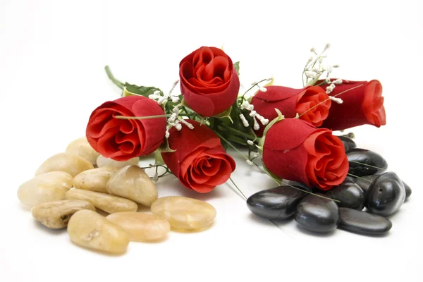 Κόκκινα τριαντάφυλλα με πέτρες — Φωτογραφία Αρχείου