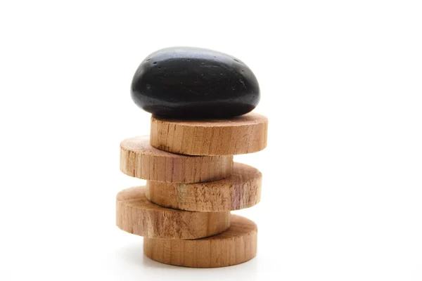 Камень с деревянными кольцами — стоковое фото
