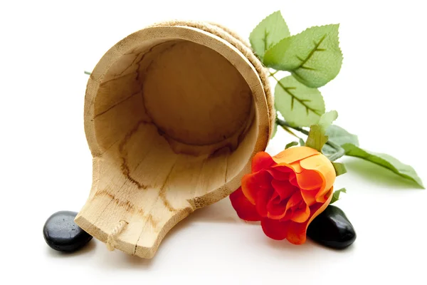Dřevěné vědro s růží — Stock fotografie