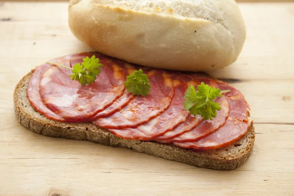 Crust roti dengan salamis Spanyol — Stok Foto