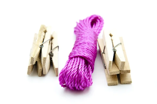 Pinces en bois avec corde à linge — Photo