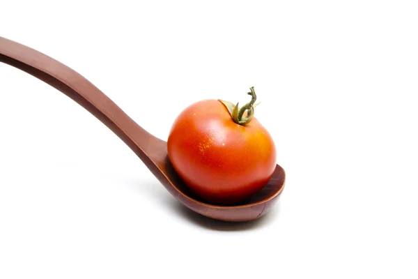 Tomate auf Holzlöffel — Stockfoto