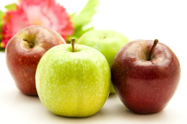 Čerstvá zelená a červená jablka — Stock fotografie