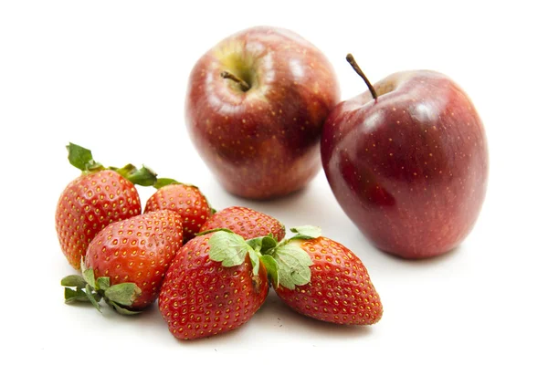 Färska jordgubbar med äpple — Stockfoto