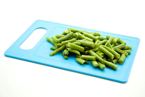 Grüne Bohnen auf Plastikkarton — Stockfoto