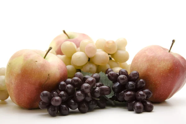 Maçãs vermelhas frescas com uvas — Fotografia de Stock