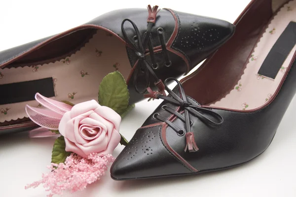 Dámské boty s růží — Stock fotografie