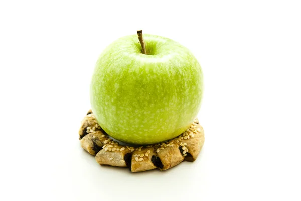 Печенье кольца с зеленым яблоком — стоковое фото